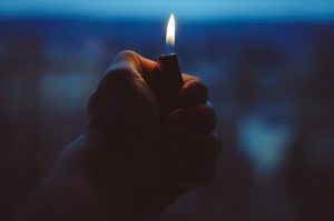 ライターの代用品はコレ ない時の簡単な火起こし方法も合わせて紹介 知りたい